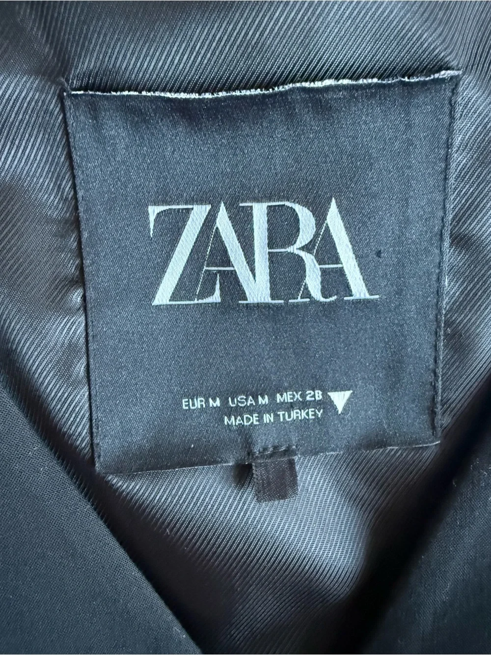 ZARA Black Button-Front Vest - Picture 2 of 6